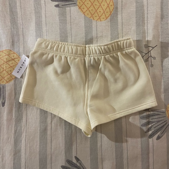 Pacsun Cream Sweatshorts - Picture 2 of 4